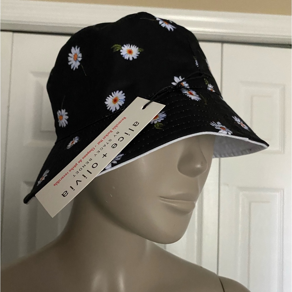 NWT Alice Olivia By Stacey Bendet Reversible Bucket Hat White/Daisies One Size